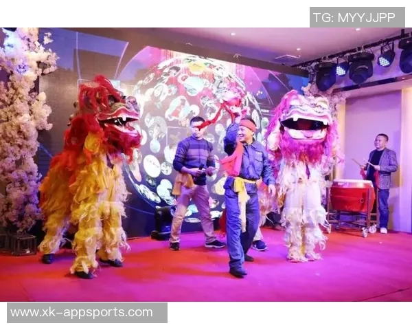 荣耀时刻足球巨星捧杯绽放笑容见证巅峰荣誉与辉煌时光